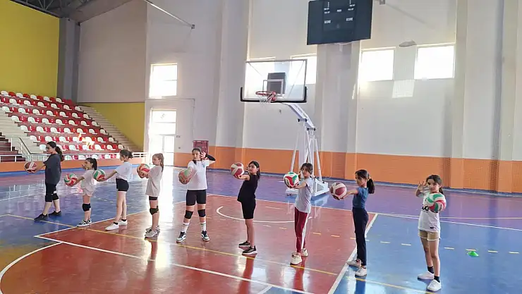 Bulanık Spor Salonu'nda Voleybol Antrenmanları Devam Ediyor