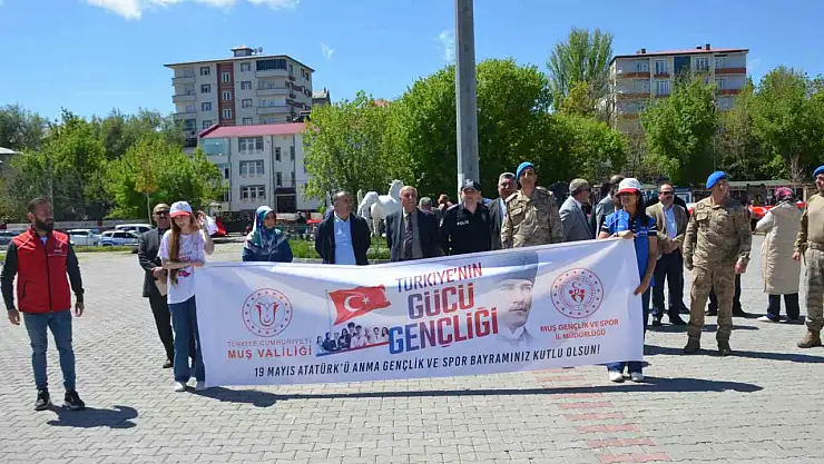 Bulanık'ta 19 Mayıs Bayramı coşkusu: Gençlik yürüyüşü büyük bir katılımla gerçekleşti