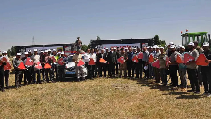 Bulanık'ta Tarım Araçlarına Güvenlik Artışı İçin Reflektör Takma Projesi Başlatıldı