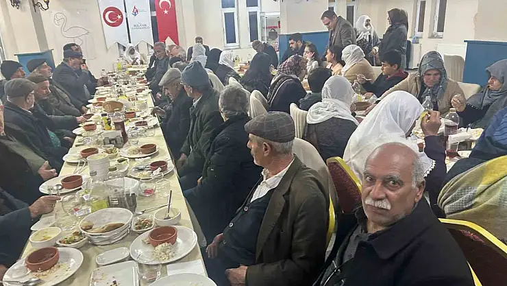 Bulanık'ta yaşlılar iftar yemeğinde bir araya geldiler
