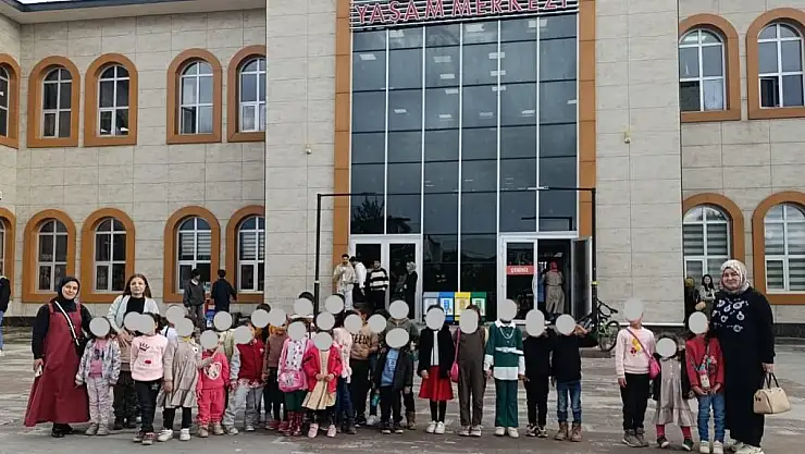 Burgulu Köyü öğrencilerinden Ağrı'da sinema keyfi
