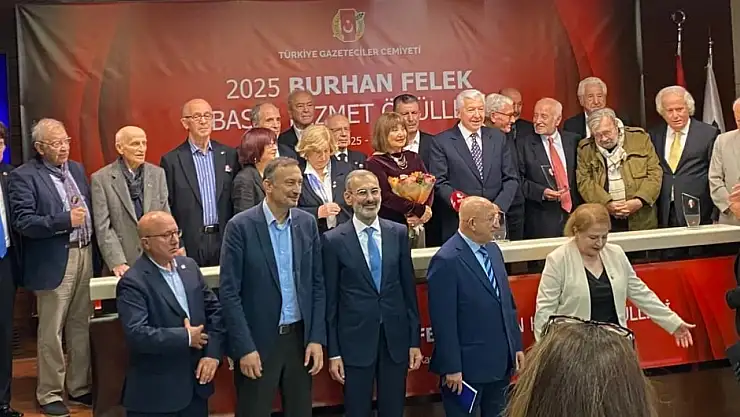 Burhan Felek, mezarı başında anıldı Basın Hizmet Ödülleri sahiplerini buldu