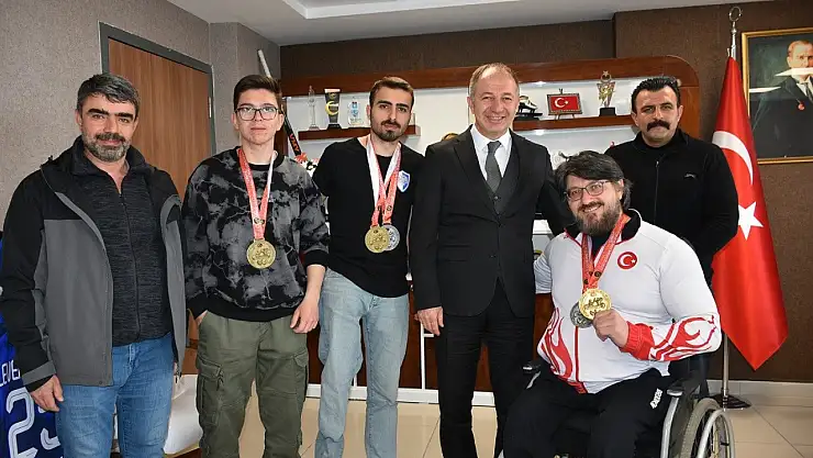 Çakmur bilek şampiyonlarını kutladı