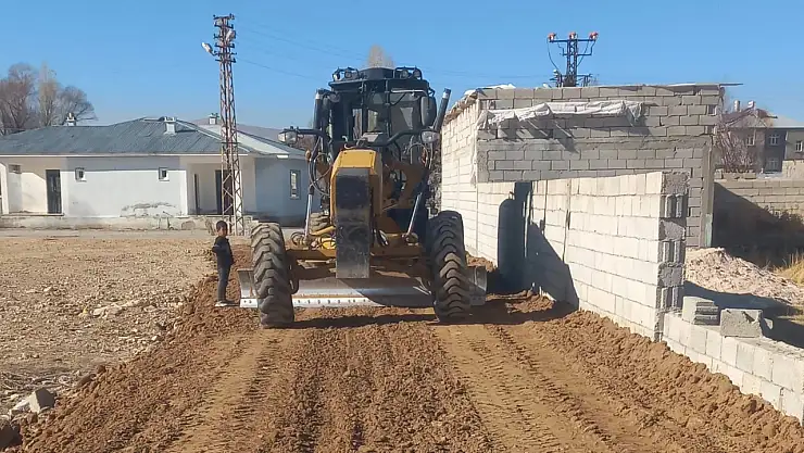 Çaldıran Belediyesi İlçe Genelinde Yol Yapım ve Onarım Çalışmalarını Sürdürüyor