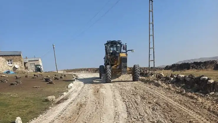 Çaldıran Belediyesi Sakızlı Mezrasında Yol Çalışmalarını Sürdürüyor