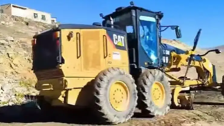 Çaldıran Belediyesi, Yukarı Sağmalı Mahallesi'nde Stabilize Yol Çalışması Yaptı
