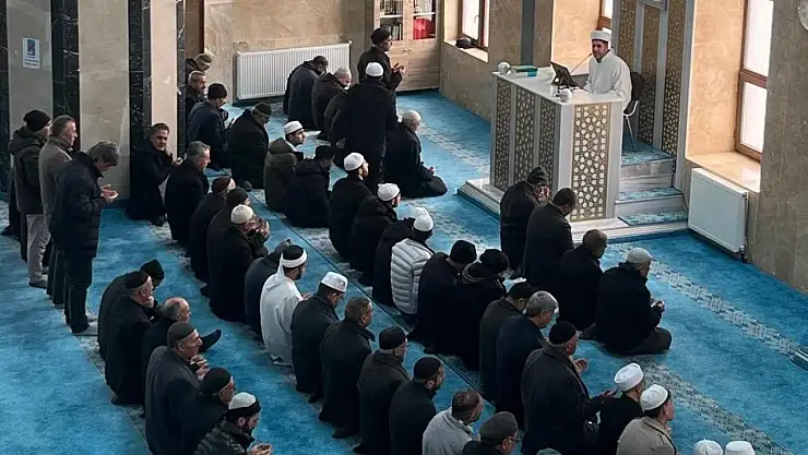 Çaldıran'da deprem şehitleri unutulmadı