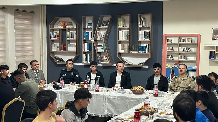 Çaldıran Kaymakamı Bakan, öğrencilerle iftar sofrasında buluştu