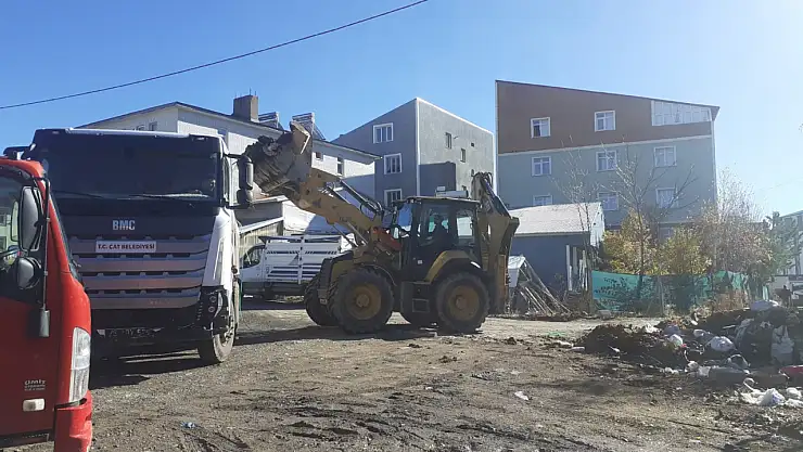 Çat'ta Temizlik Çalışmaları Aralıksız Sürüyor