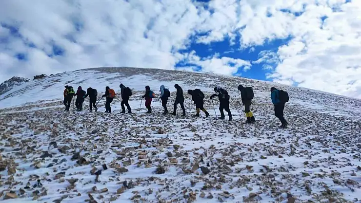 Çatak'ta 15 doğasever Vavira Dağı'nın zirvesine tırmandı, doğal güzellikler keşfedildi