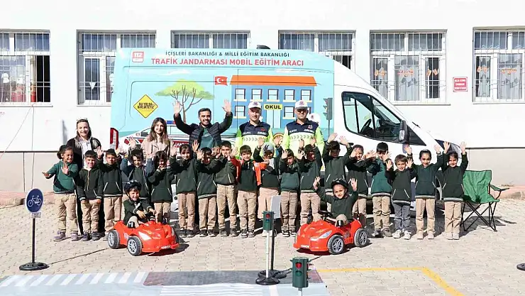 Çatak'ta Öğrencilere Trafik Güvenliği Eğitimi Verildi