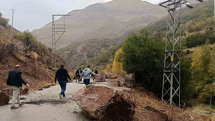 Çatak'ta Yağışlar Sonrası Yola Kaya Düşmesi, Sürücülere Dikkat Uyarısı Yapıldı