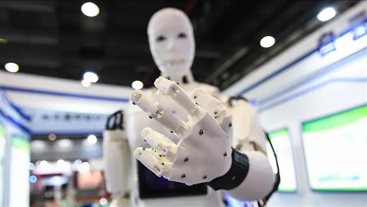 Çinli robot 106 kilometre yürüyerek dünya rekorunu kırdı