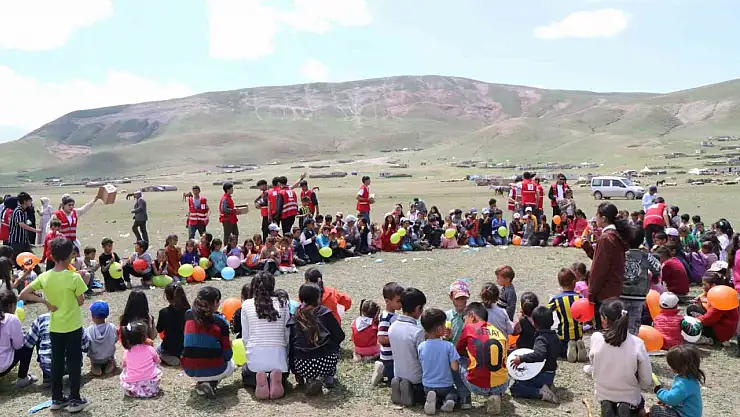 Çoban Yaylası'nda çocuklar Kızılay eşliğinde doyasıya eğlendi