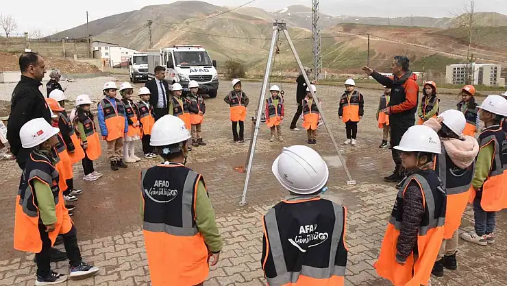 Çocuklar, AFAD'da deprem senaryosunu başarıyla yönetti!