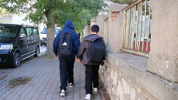 Çocuklarda skolyozun gizli nedeni: Ağır okul çantaları