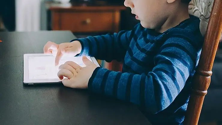 Çocuklarda telefon kullanımı boyun ağrısını tetikliyor