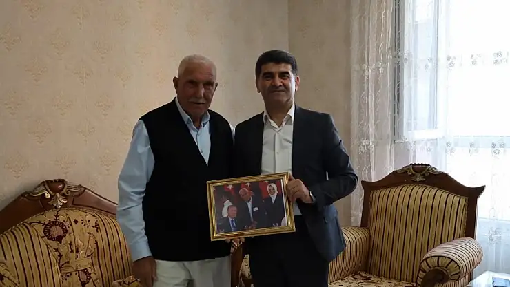 Cumhurbaşkanlığı Külliyesi'nde çekilen fotoğraf şehit babasına verildi