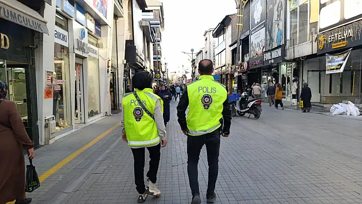 Cumhuriyet Caddesi'nde polis devriyesi güvenliği sağlıyor