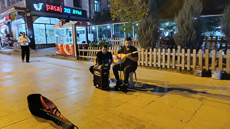 Cumhuriyet Caddesi'nde sokak müzisyenleri ilgi odağı oldu