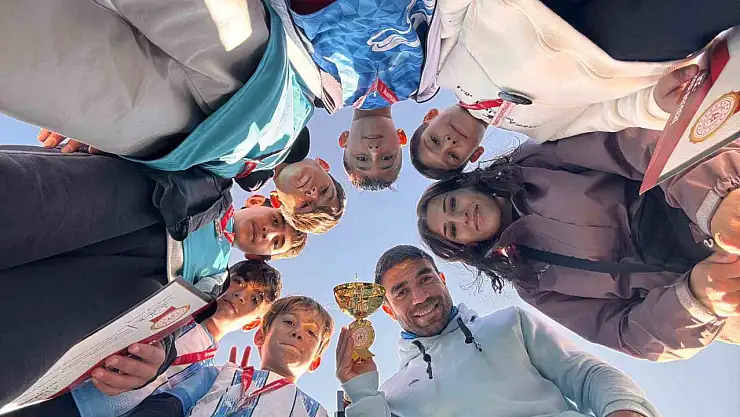 Cumhuriyet Ortaokulu, Van Atletizm Yarışması'nda başarıyla öne çıktı