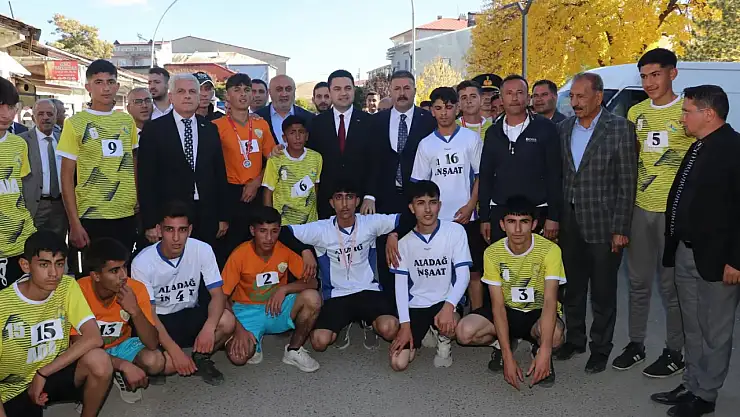 Cumhuriyetin 102. yılı Tutak'ta anlamlı bir törenle kutlandı