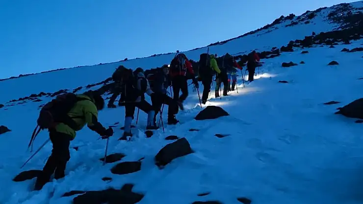 Dağcılar kar engeline rağmen Ağrı Dağı'na tırmanıyor