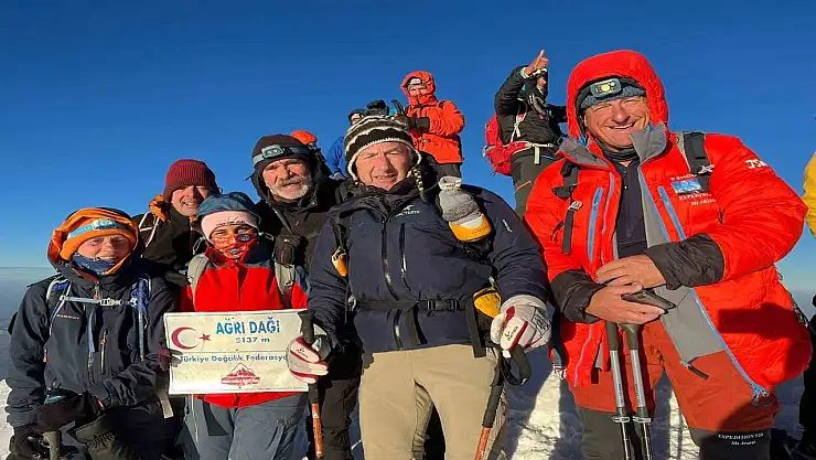 Dağcılar karla kaplı Ağrı Dağı zirvesine ulaştı