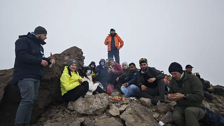 Dağcılar zirvede buluştu, Küçük Ağrı'da mangal molası verdi