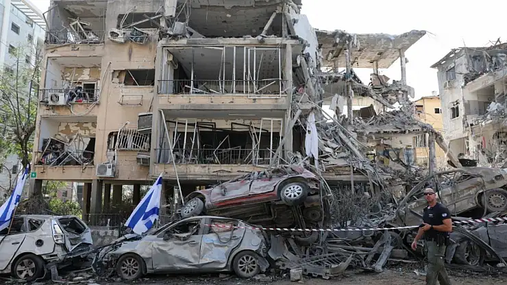 Demir kubbe delindi, Tel Aviv'de alarm çaldı