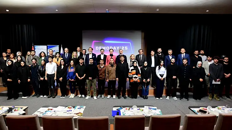 DemoDay'25 Girişimcilik Zirvesinde Yenilikçi Projeler Sahne Aldı