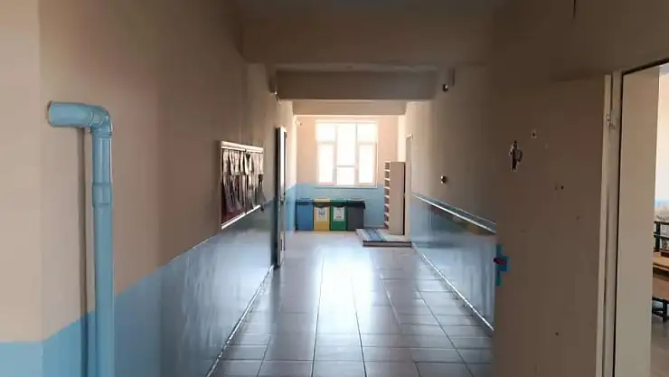 Denetimli serbestlik yükümlüleri Bitlis'teki okullar için boya ve onarım çalışmaları yapıyor