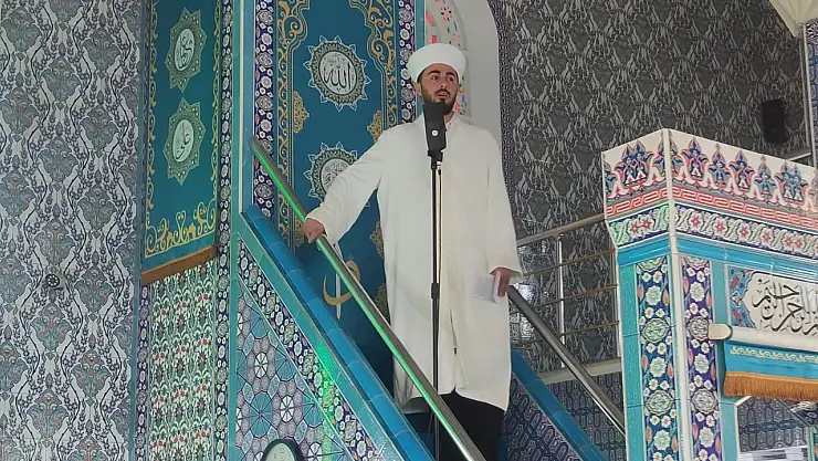 Din görevlilerinden etkili hutbe sunumu performansı