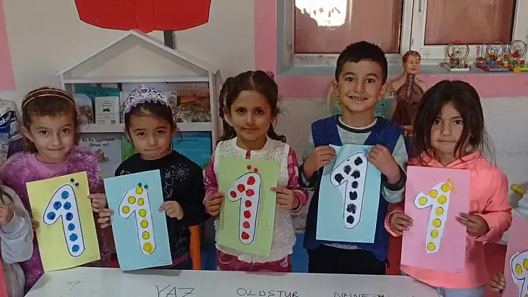 Diyadin'de minik öğrenciler '1' sayısını oyunla öğrendi
