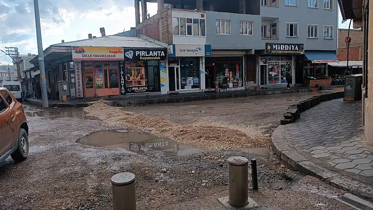 Diyadin'in yolları yeniden şekilleniyor: Çukurlu yollar tarihe mi karışıyor?
