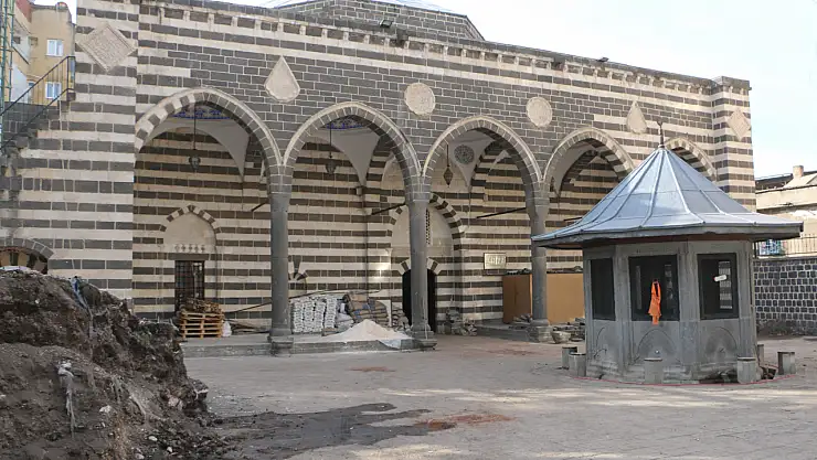 Diyarbakır'da depremde zarar gören tarihi yapılar yenileniyor