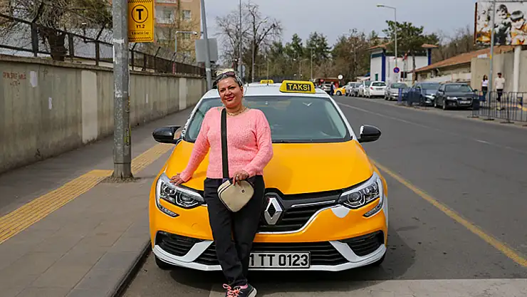 Diyarbakır'da kadın taksi şoförü önyargıları direksiyon başında yıkıyor