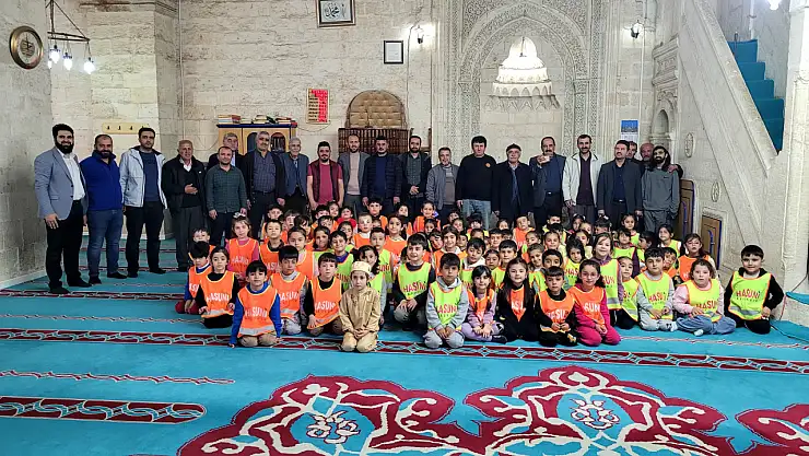 Diyarbakır'da minik yüreklerden asırlık camiye anlamlı ziyaret