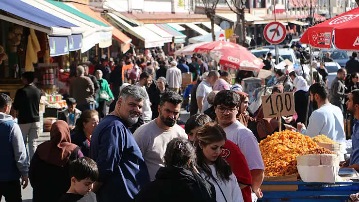 Diyarbakır'ın tarihi Sur ilçesinde Ramazan Bayramı bereketi