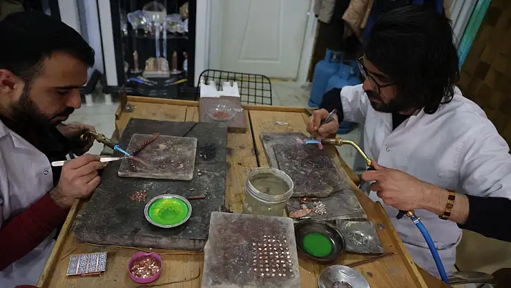 Diyarbakır Olgunlaşma Enstitüsü'nde bakır ve yarı değerli taşlarla sanat dolu takılar üretiliyor