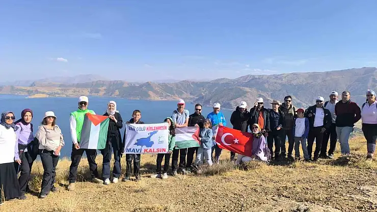 Doğaseverler Van Gölü için 8 kilometre yürüyüşle çevre bilincini artırdı