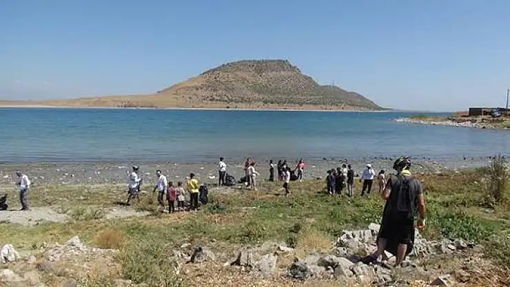 Doğaseverler Van Gölü'nde Temizlik Etkinliğiyle Çevre Duyarlılığını Artırdı