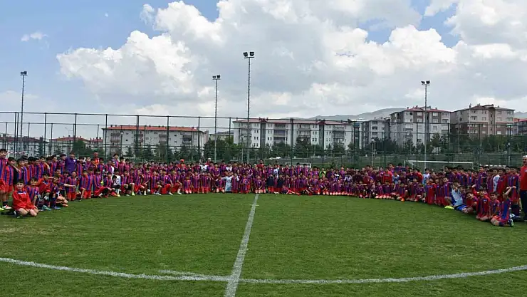 Doğu'nun futbol yıldızları Erzurum'da buluştu: Ağrılı miniklerde katıldı