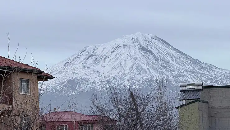 Doğu'nun zirvesi baharda da karlı görüntüsünü kaybetmedi