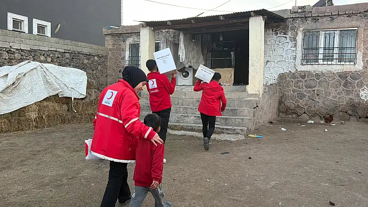 Doğubaayzıt Kızılay gönüllüleri bağışçı emanetlerini ailelere iletti