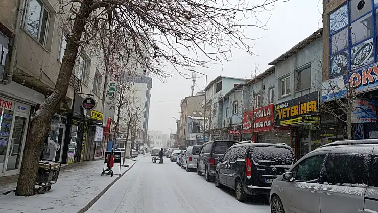 Doğubayazıt'a kar geri döndü sokaklar beyaza büründü