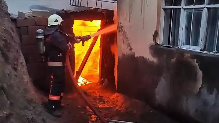 Doğubayazıt Abdigör Mahallesi'ndeki yangın paniği