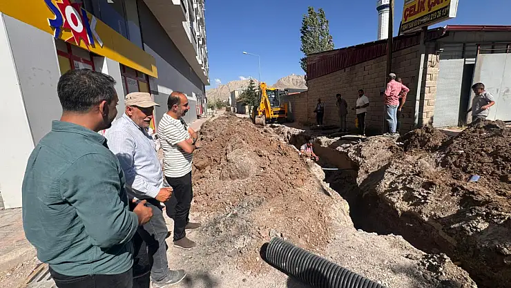Doğubayazıt Ahmedi Hani Mahallesi'nde tıkanan hatlar tarihe karışıyor