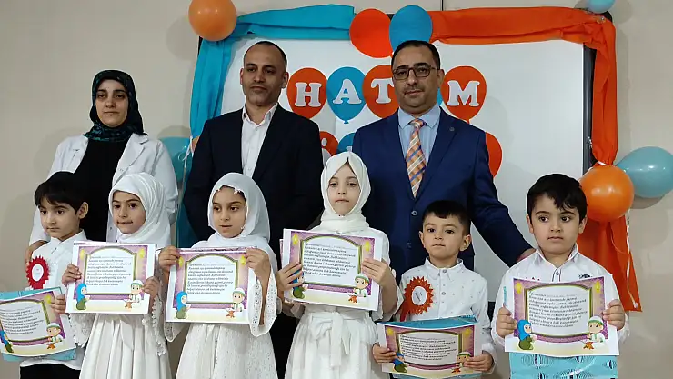 Doğubayazıt Aile Destek Merkezindeki minikler Kur'an'ı hatim etti