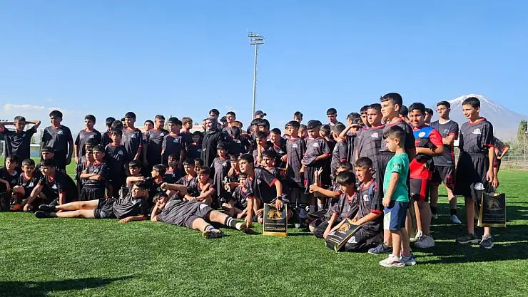 Doğubayazıt Belediyesi'nden yaz spor okulu öğrencilerine malzeme desteği